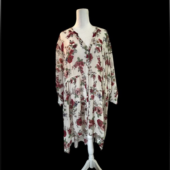 Torrid Lexie High Low Button Front 3/4 Sleeve Tunic Red Floral on White Size 3 - Picture 2 of 6